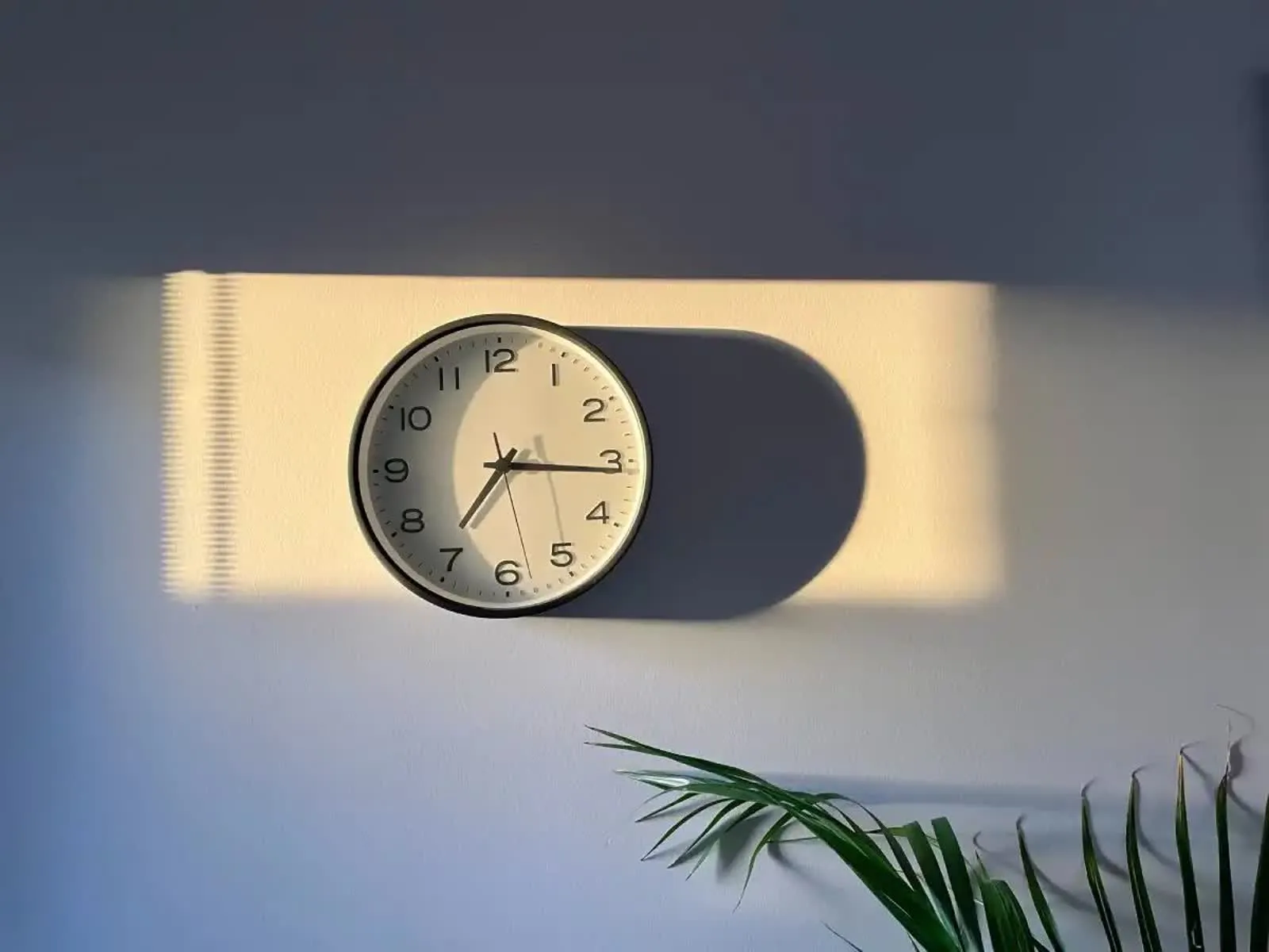 ساعت دیواری صفحه مینیمال 