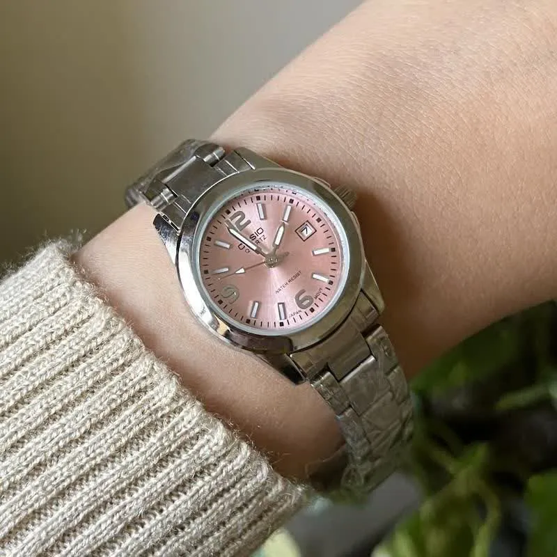 ساعت نقره ای رنگ ثابت زنانه