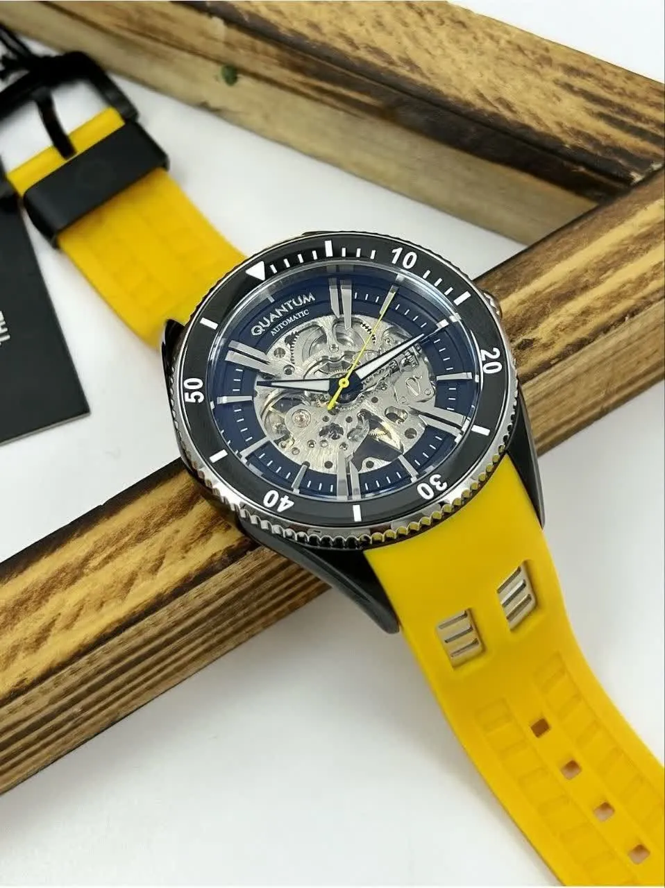 ساعت بند زرد شاد مردانه