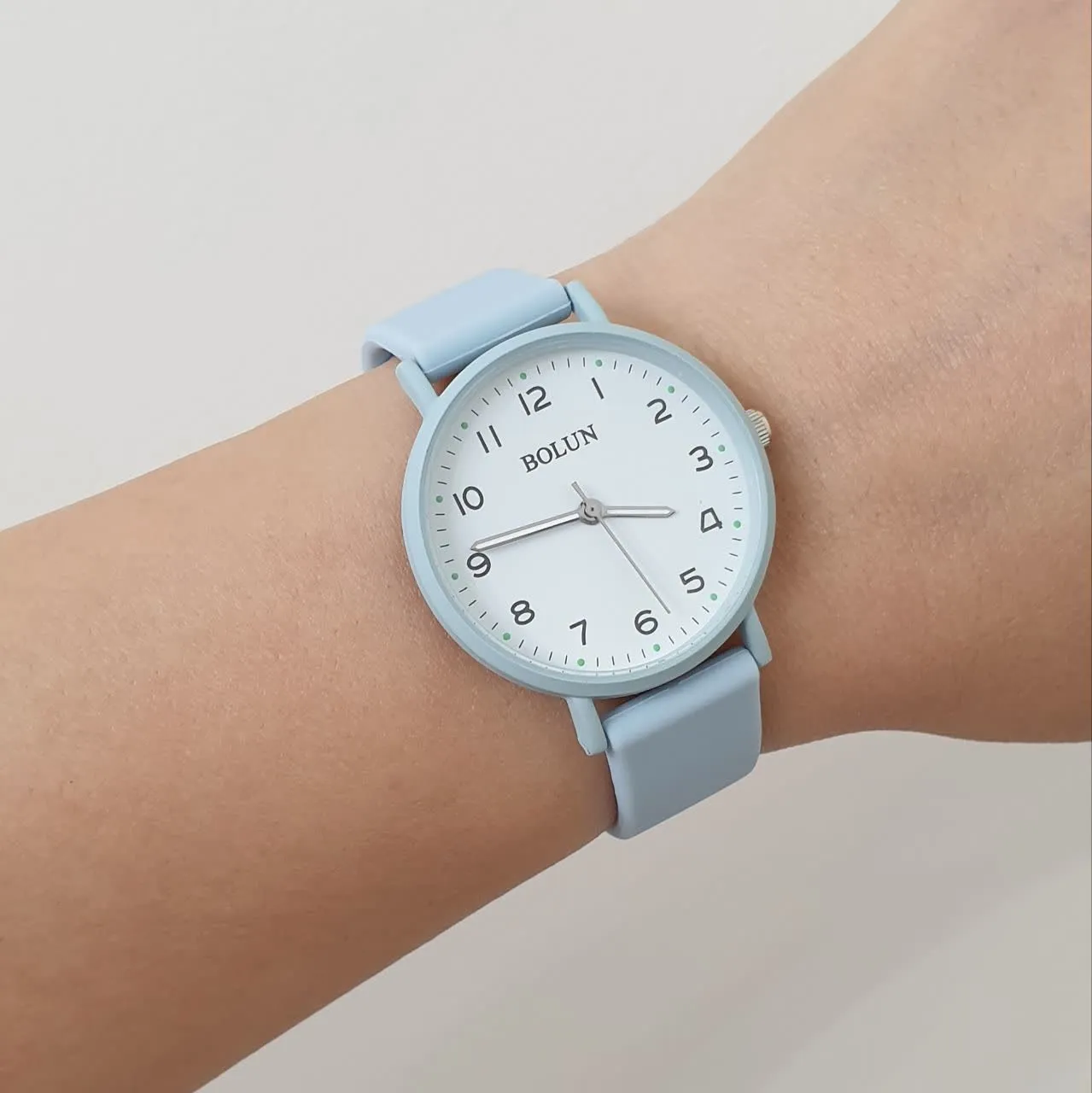 ساعت رنگ آبی دخنرانه