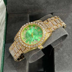 ساعت طلایی صفحه سبز