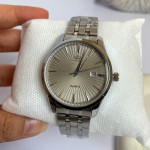 ساعت خاکستری صفحه خاکستری