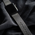 اپل واچ قاب قرمز بند خاکستری