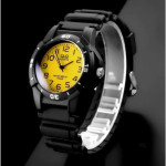 ساعت مشکی صفحه خردلی