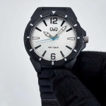 ساعت مشکی صفحه سفید