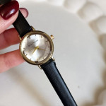 ساعت مشکی صفحه کرم