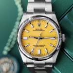 ساعت صفحه خردلی