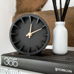 ساعت رومیزی صفحه تیره