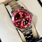 ساعت نقره ای صفحه قرمز