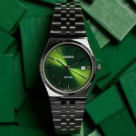 ساعت خاکستری صفحه سبز