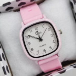 ساعت صورتی صفحه سفید